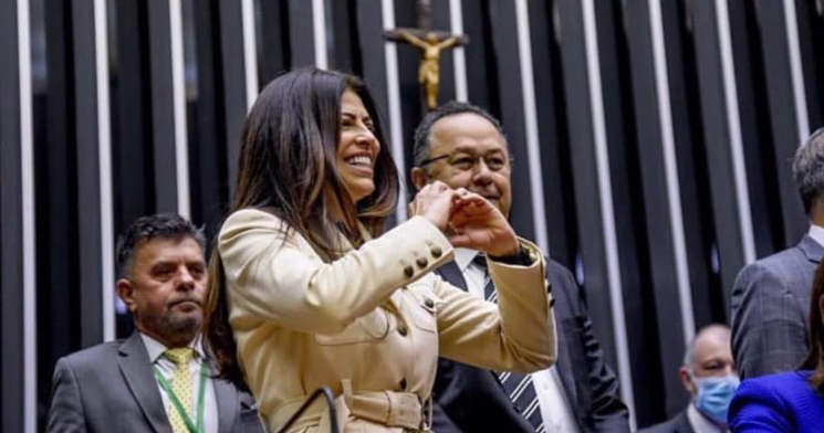 Antônia Lúcia, esposa de Silas, assume cadeira na Câmara Federal pelo Acre