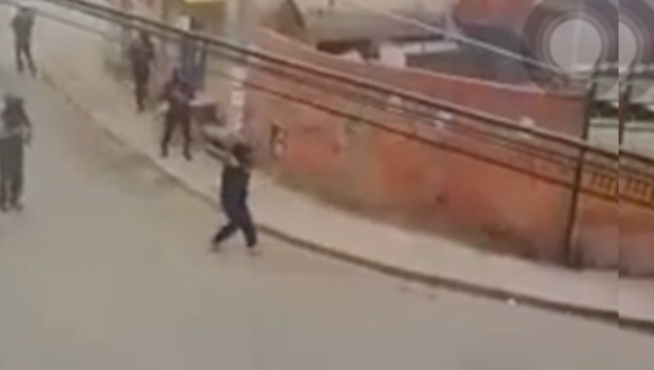Traficante tenta jogar granada na polícia mas acaba levando a pior; veja vídeo