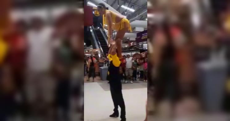 Bailarina cai de cabeça durante apresentação para inauguração de loja; veja vídeo