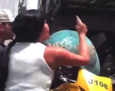‘Faz o L’: Gretchen arma o maior barraco com vizinhos na porta de casa por causa de política; veja vídeo