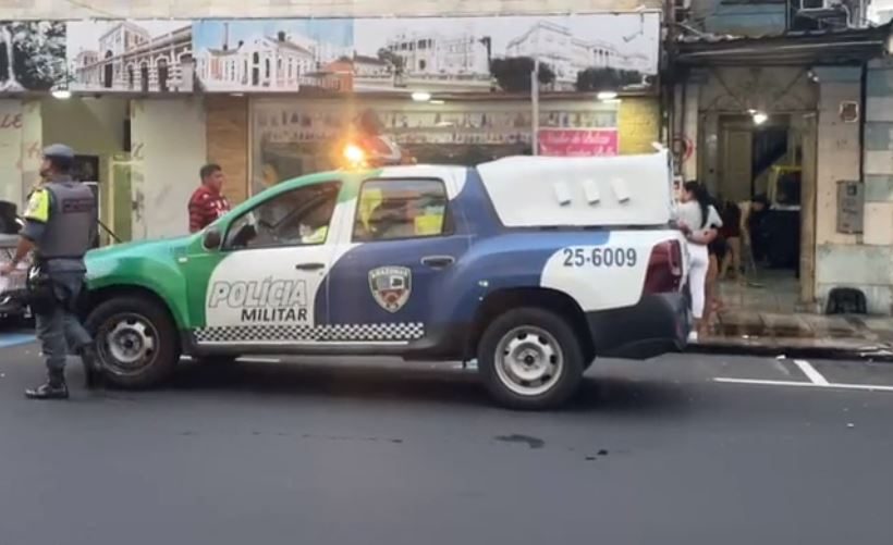 Homem vê irmão ser baleado com 13 tiros dentro de barbearia no Centro de Manaus