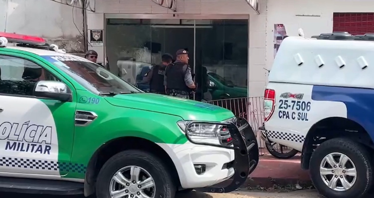 Criança de 8 anos vê o pai ser morto a tiros dentro de barbearia no Adrianópolis; veja vídeo