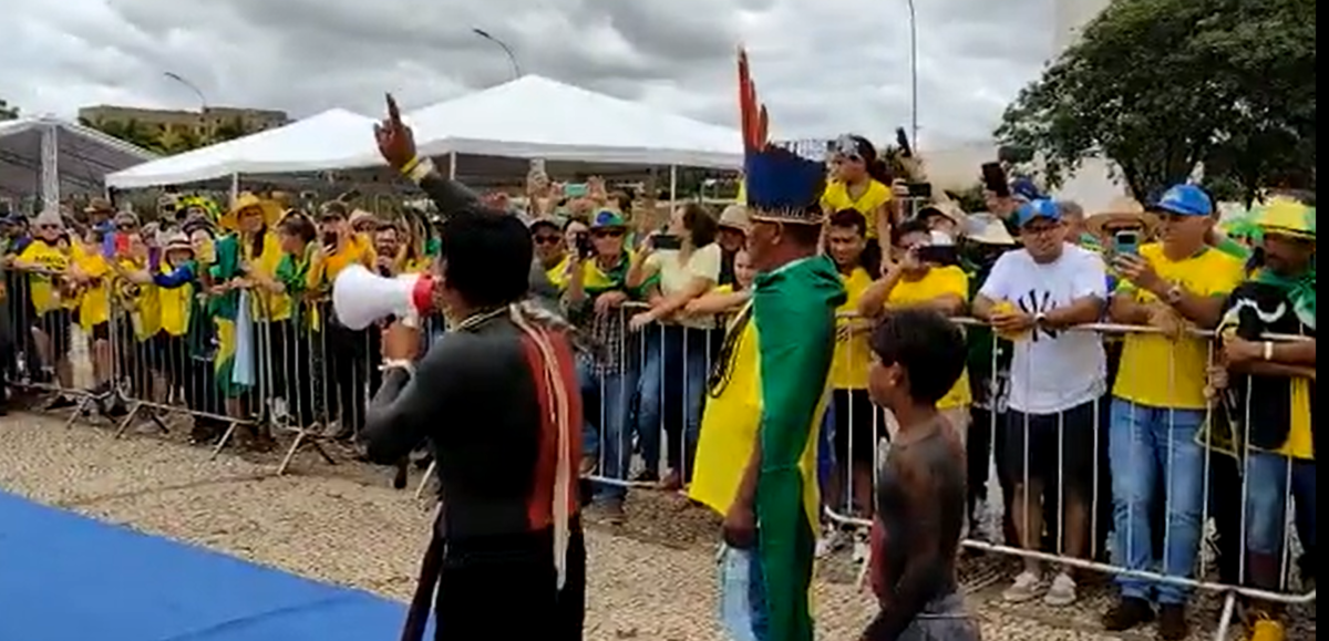 Manifestantes indígenas protestam contra Lula e Alexandre de Moraes na Esplanada dos Ministérios; veja vídeo