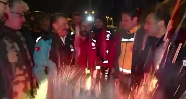 Aquecedor improvisado após terremoto explode ao lado de ministro da Turquia; veja vídeo