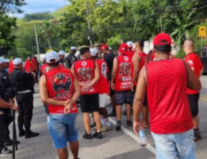 Léo Pereira e Gabigol são xingados por torcedores em protesto no Ninho do Urubu; veja vídeo