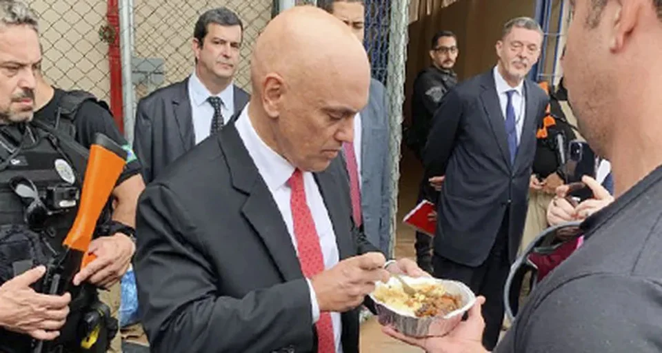 Moraes visita presídio e quase come toda a marmita de preso: “Reclamam demais”