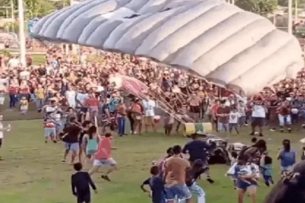Paraquedista atinge mulher durante evento de aviação; veja vídeo