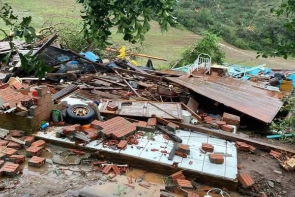 Temporal provoca queda de energia, suspensão de aulas e primeira morte no RS