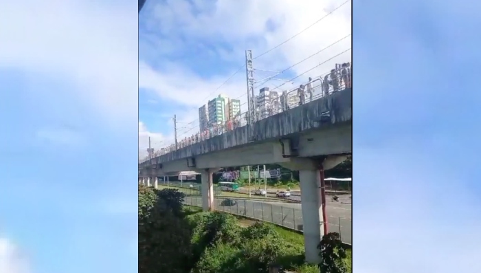 Passageiros andam pelos trilhos para deixar metrô em Salvador após Apagão Nacional