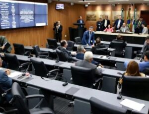 Câmara Municipal de Natal quer aprovar lei que autoriza político a ser vereador e deputado ao mesmo tempo
