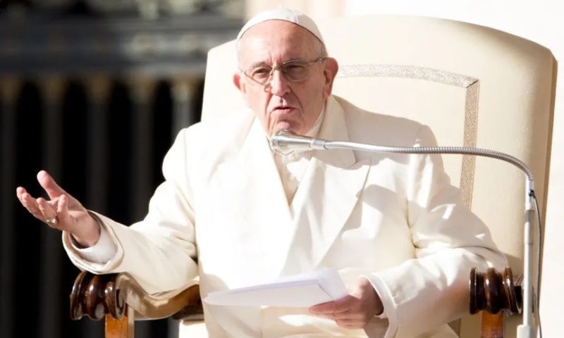 Papa indica que Igreja Católica poderia abençoar casais do mesmo sexo