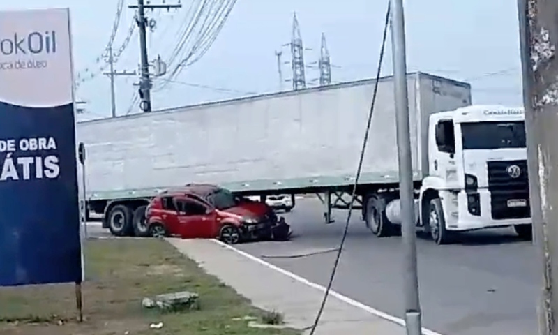 Susto: carreta derrapa e quase esmaga carro na bola do Armando Mendes; veja video