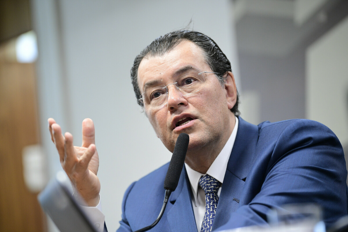 BR-319 faz a diferença para dois milhões de brasileiros que vivem no interior da floresta, diz Eduardo Braga durante evento em SP