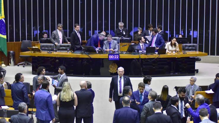 Câmara aprova taxação de ‘super-ricos’ e fundos de alta renda no exterior