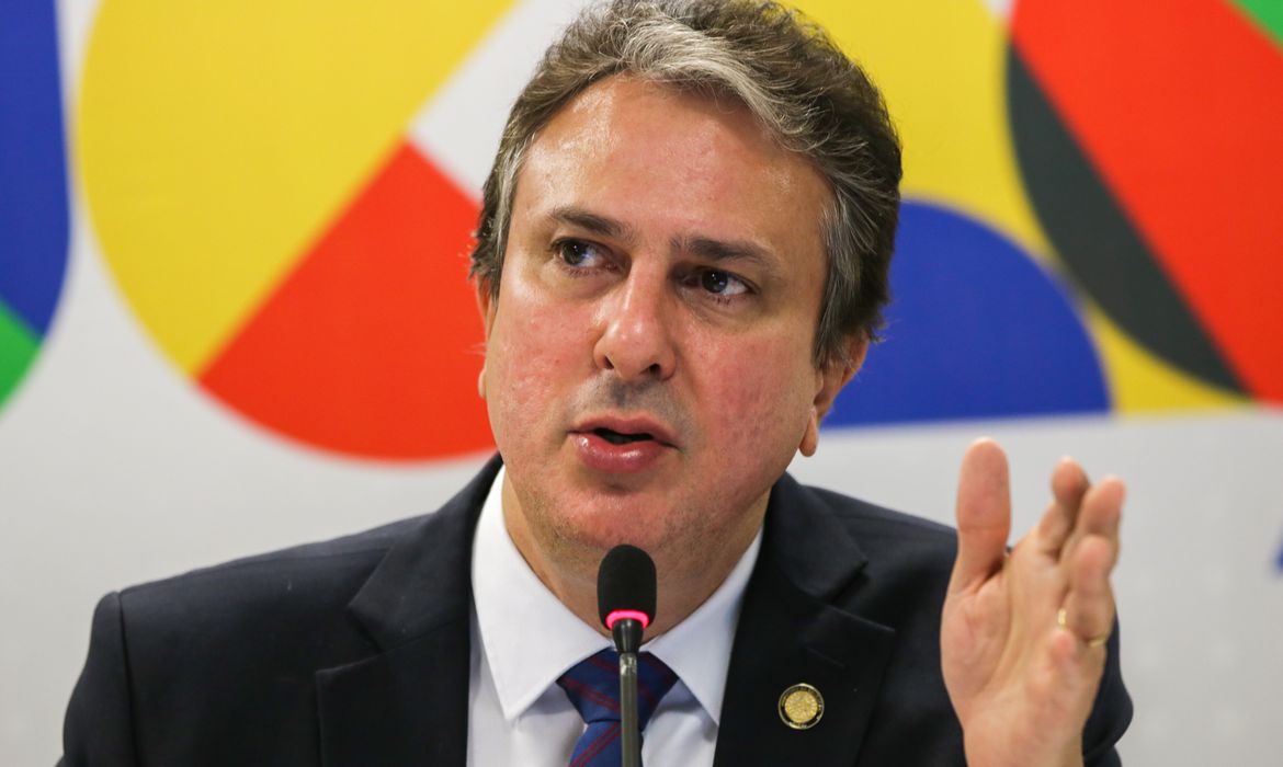 MEC estuda acabar com cursos 100% à distância no país
