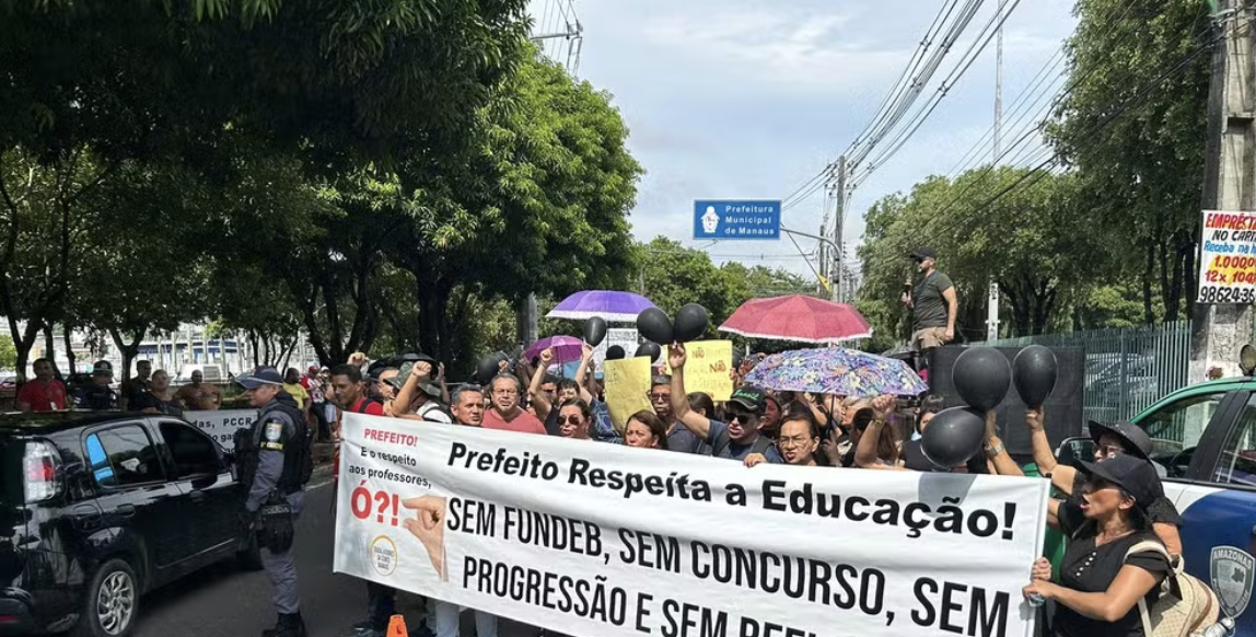 Profissionais da Educação cobram pagamento do Fundeb durante protesto em Manaus