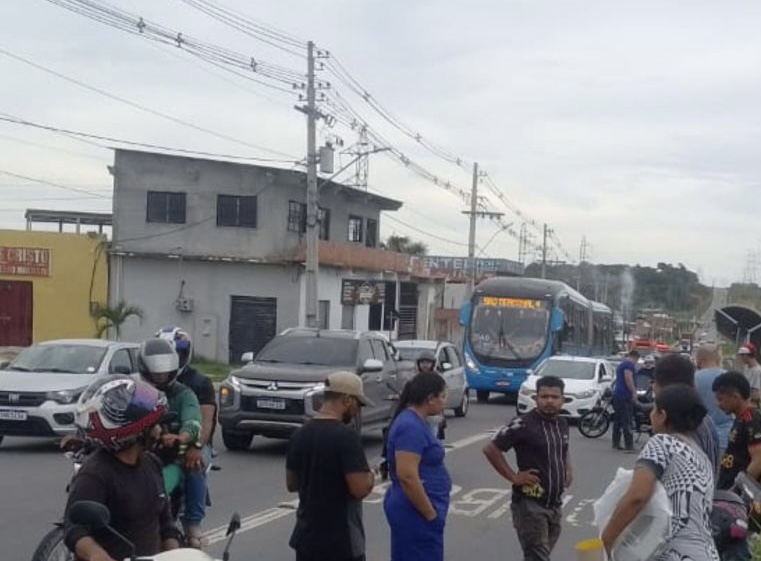 Motoqueira sofre grave acidente para salvar cachorro na av. das Flores; veja vídeo