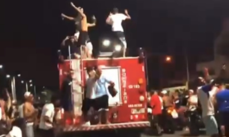 'Virada Ano Vida Loka': galerosos roubam caminhão de Bombeiros e tocam "Funk Proibidão" pelas ruas; veja vídeo