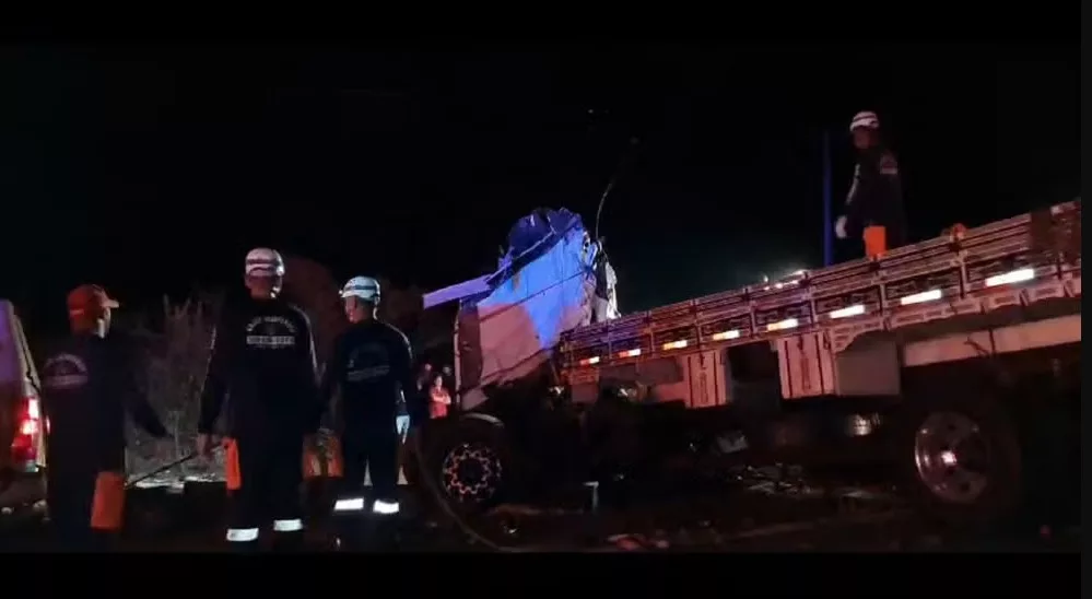 Acidente com micro-ônibus e caminhão m4ta 24 pessoas; cenas f0rtes