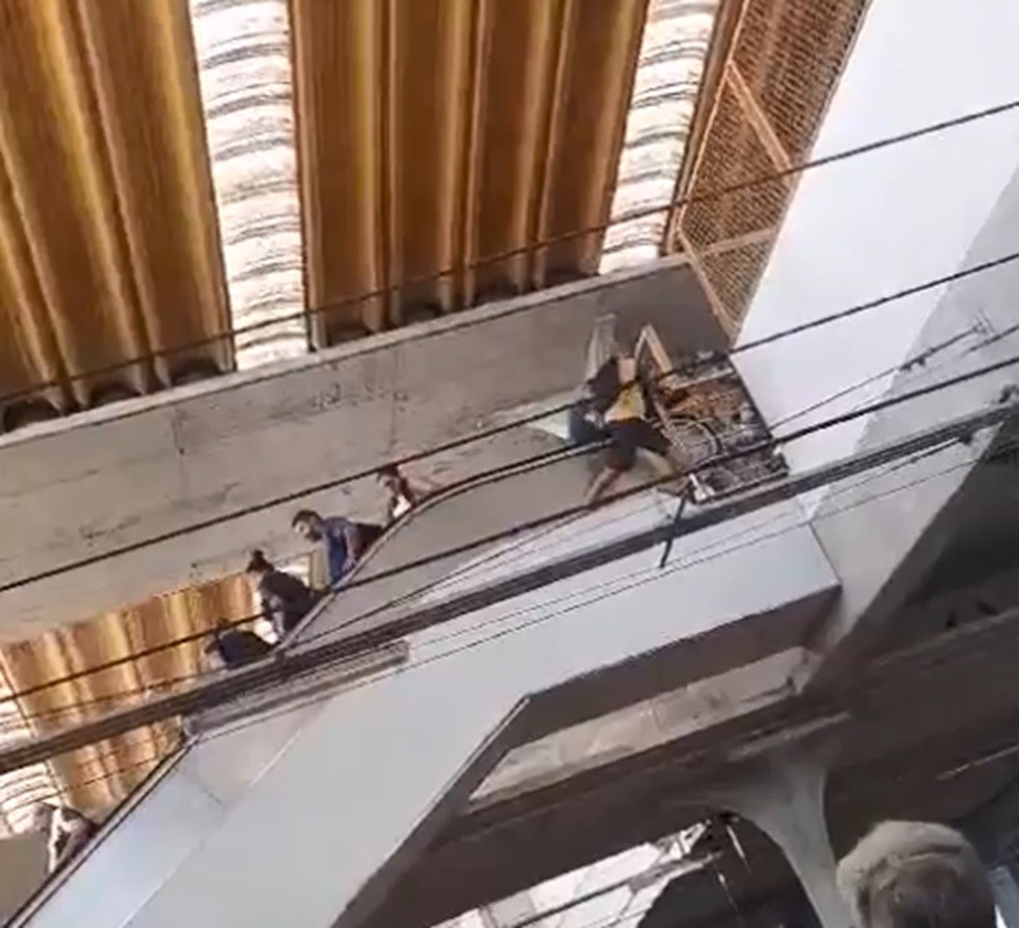 Veja momento em que idoso m0rre ao cair do alto de escada rolante; cenas fortes