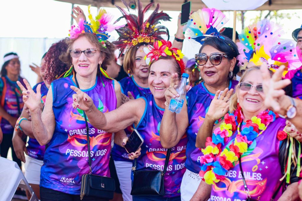Idosos abrem o desfile das Escolas de Samba do Grupo Especial de Manaus