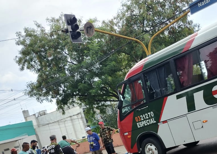 URGENTE: motoqueiro é arremessad0 em grave acidente com rota do Distrito em Manaus