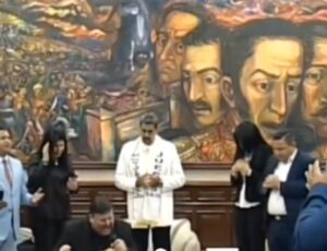 Nicolás Maduro realiza ritual religioso para pedir "perdão pela corrupção e arrogância"; veja vídeo