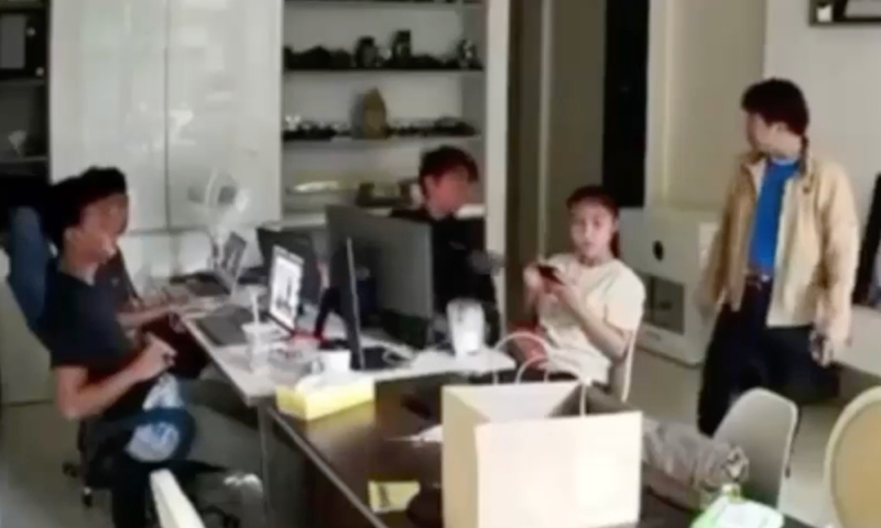 Brig4 por causa de varal termina com casal de noivos sendo m0rto por inquilino; veja vídeo