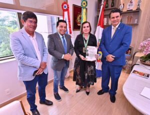Presidente do TCE-AM, Yara Amazônia Lins, recebe Medalha de Ouro Cidade de Manaus