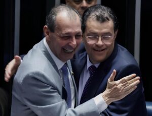 Senadores Omar Aziz e Eduardo Braga são homenageados pela atuação em defesa da ZFM na Reforma Tributária