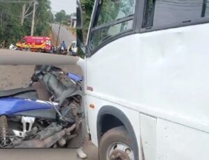 Motoqueiro e garupa ficam em estado gravíssimo após baterem contra microônibus em Manacapuru; veja vídeo