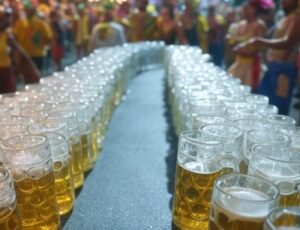 Brasileiros consomem mais de 1 bilhão de copos de cerveja no Carnaval