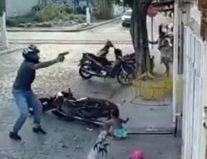 Bebê de 1 ano é abandonado pela mãe no meio de tiroteio; veja vídeo