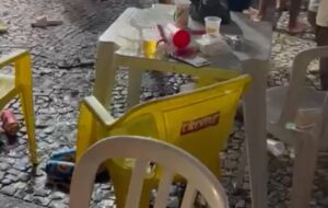'Beldades cachaceiras' fazem barraco em frente de bar e o pau tora; veja vídeo