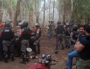 Tropa de Choque retira invasores de área ambiental no Tarumã, em Manaus; veja