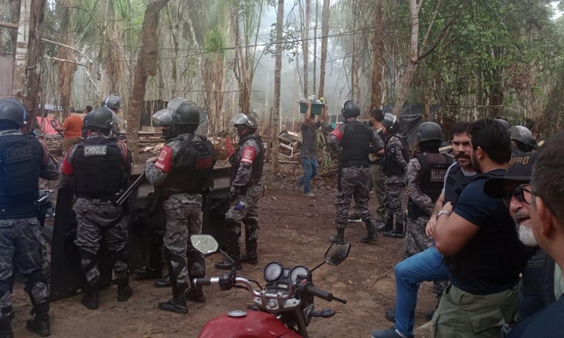 Tropa de Choque retira invasores de área ambiental no Tarumã, em Manaus; veja