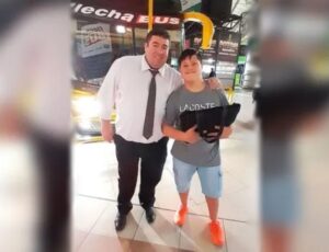 Exemplo de honestidade: motorista devolve notebook a menino que esqueceu no ônibus