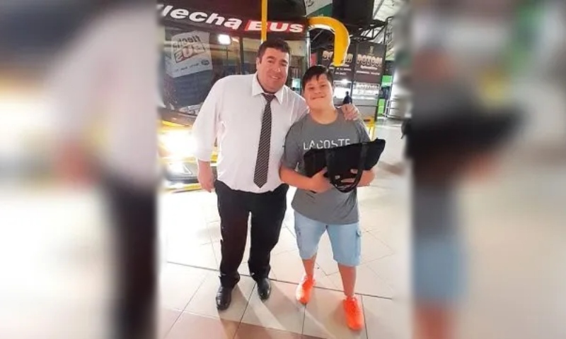 Exemplo de honestidade: motorista devolve notebook a menino que esqueceu no ônibus