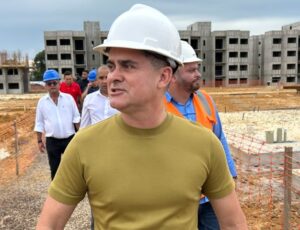 Prefeito David Almeida vistoria obras das 576 casas do Minha Casa, Minha Vida no Tarumã-Açu; veja vídeo