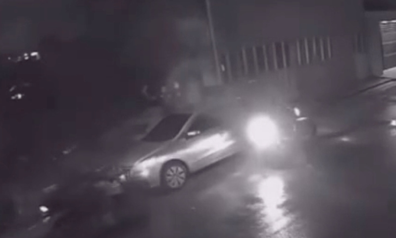 Tudo filmado: assaltantes usam motos para "tocar o terror" no bairro Novo Aleixo; veja