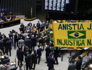 Pedido de urgência para anistia do 8 de Janeiro atinge número necessário de assinaturas na Câmara
