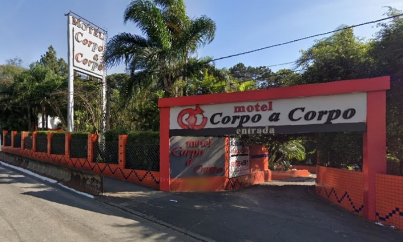 Homem usa caneta para matar mulher em motel