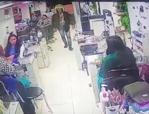 Policial invade salão de beleza e mata friamente a ex-namorada enquanto ela trabalhava; veja vídeo