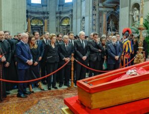 Velório do Papa: Lula, Janja e Dilma se despedem de Francisco; veja vídeo