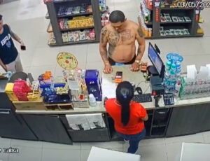 "Pegou o dele": valentão que jogou cerveja em funcionária recebe lição inesquecível, em Manaus; veja vídeo