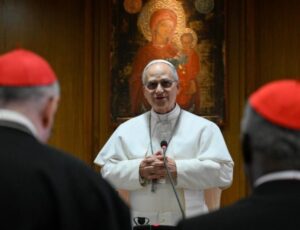 Papa Leão XIV diz que vai seguir caminho de Francisco em discurso a cardeais