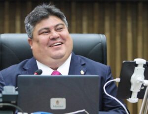Presidente David Reis anuncia antecipação da primeira parcela do 13º salário dos servidores da CMM