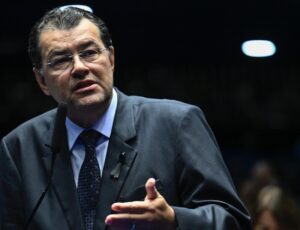 Senador Eduardo Braga vota a favor para incluir guardas municipais e agentes de trânsito na Segurança Pública