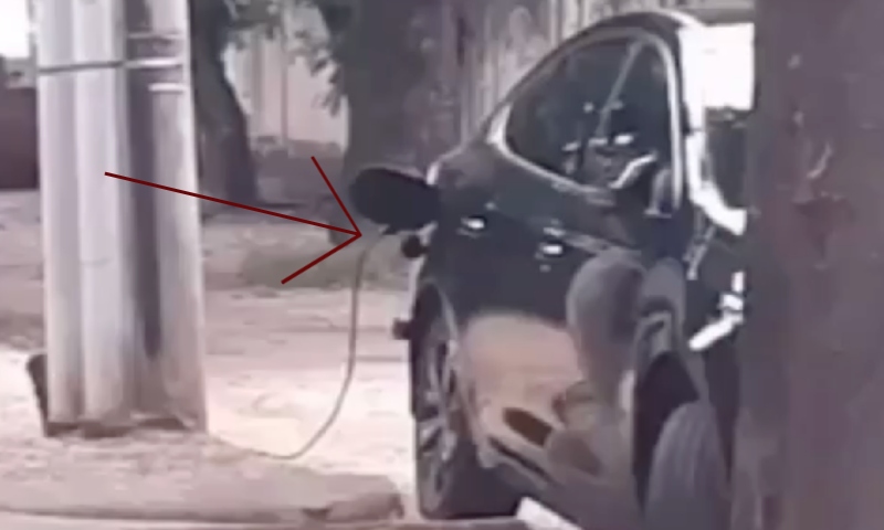 Motorista faz ‘gato’ em poste de luz para carregar carro elétrico; veja vídeo