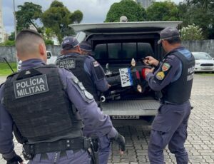 "Se borrou de medo": suposto aviãozinho abandona moto e drogas ao ver viatura da PM em Manaus; veja vídeo
